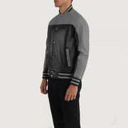 Black &amp; Red Sheepskin Leather Varsity Jacket - Rückansicht mit passgenauen Schultern &amp; sauberem Saum