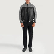 Terrance Black &amp; Red Leather Varsity Jacket - Seitenansicht mit ergonomischem Ärmelschnitt