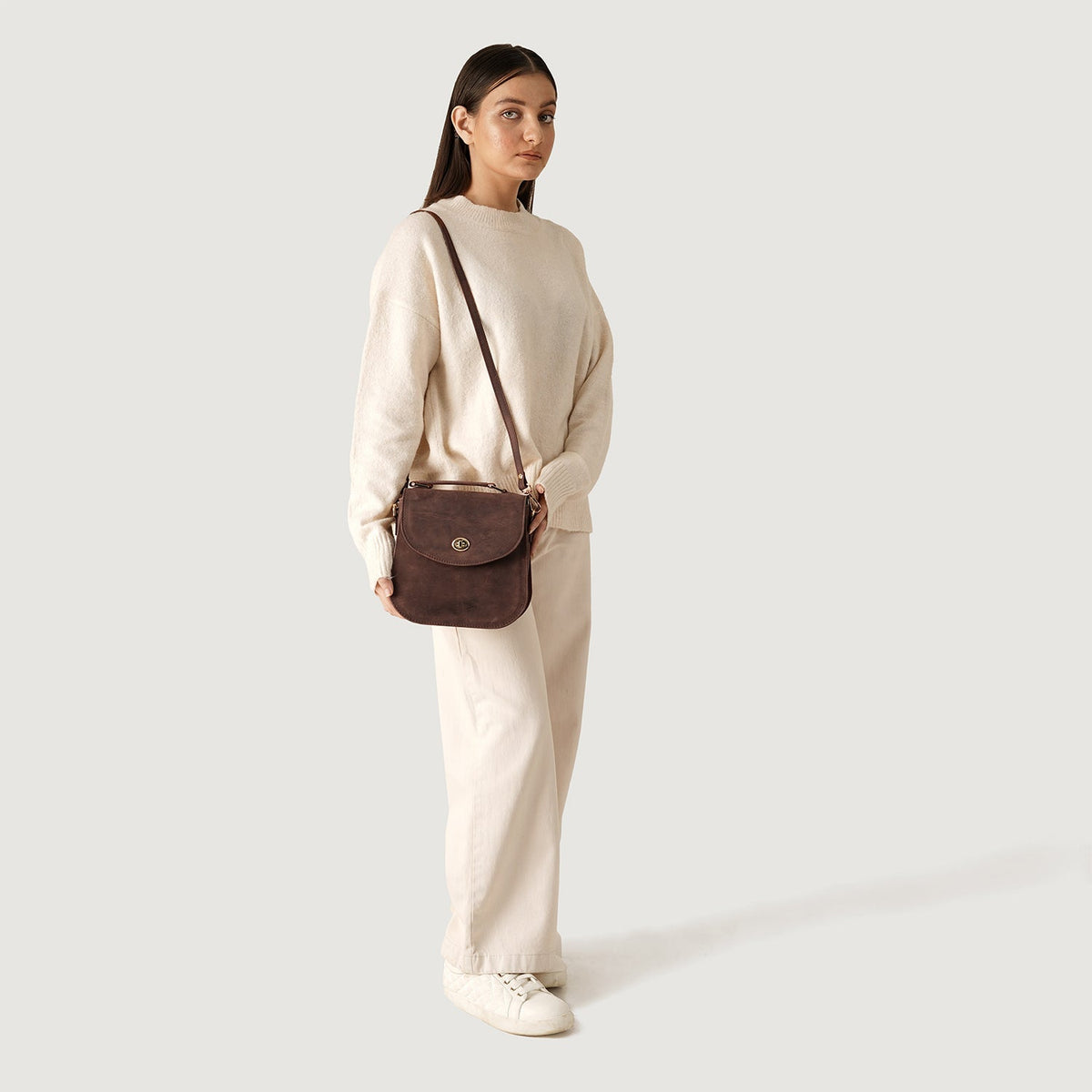 
Distressed Brown Full-Grain leather Bag - Rückansicht mit verstärkten Lederträgern & handwerklichen Nähten