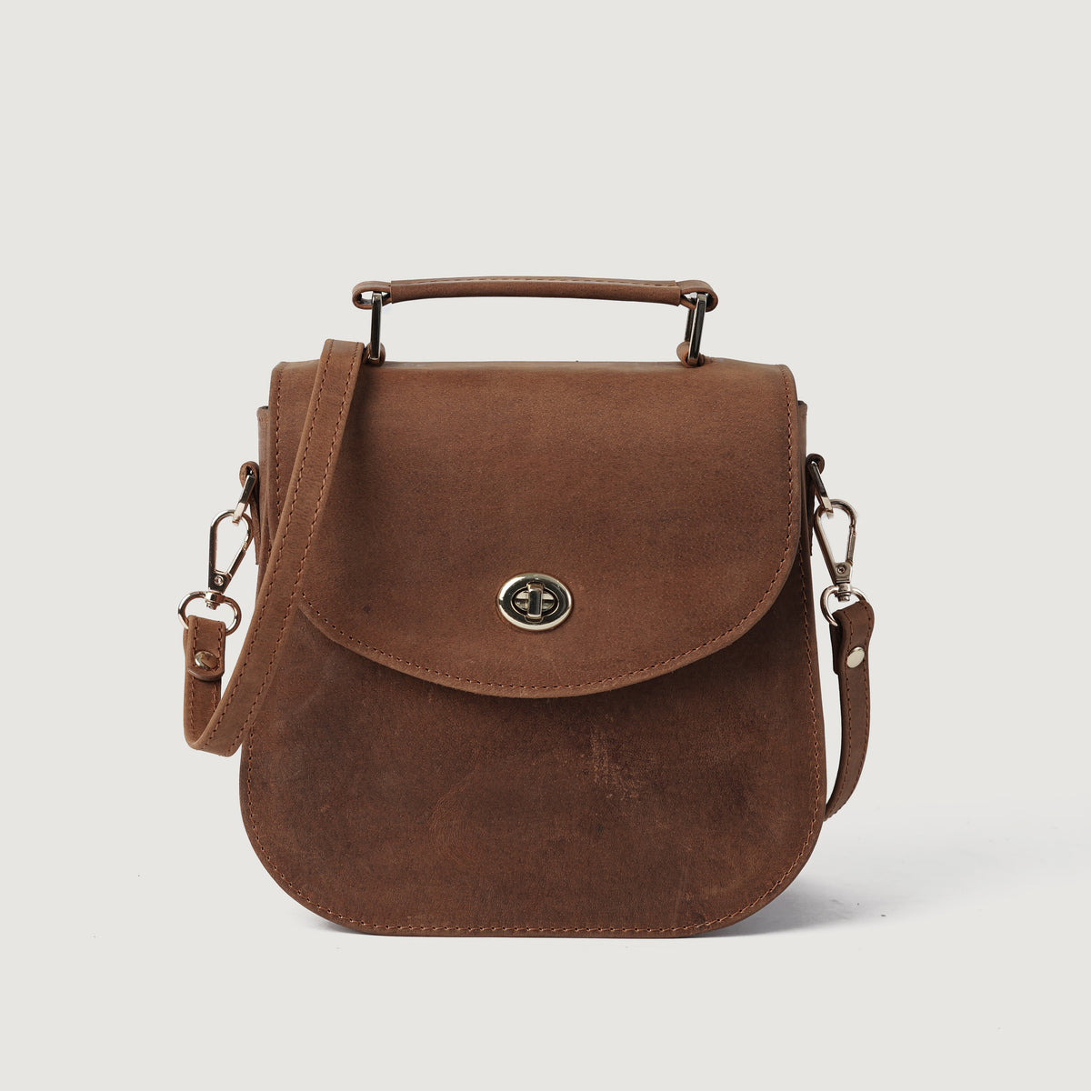 
The Sandra Vintage Hellbraun Leather Saddle Bag For Women in Tan Full Grain Naturally Milled Cowhide Leather. - Full Exterior Vorderansicht & maßgeschneiderte Silhouette | Online Kaufen