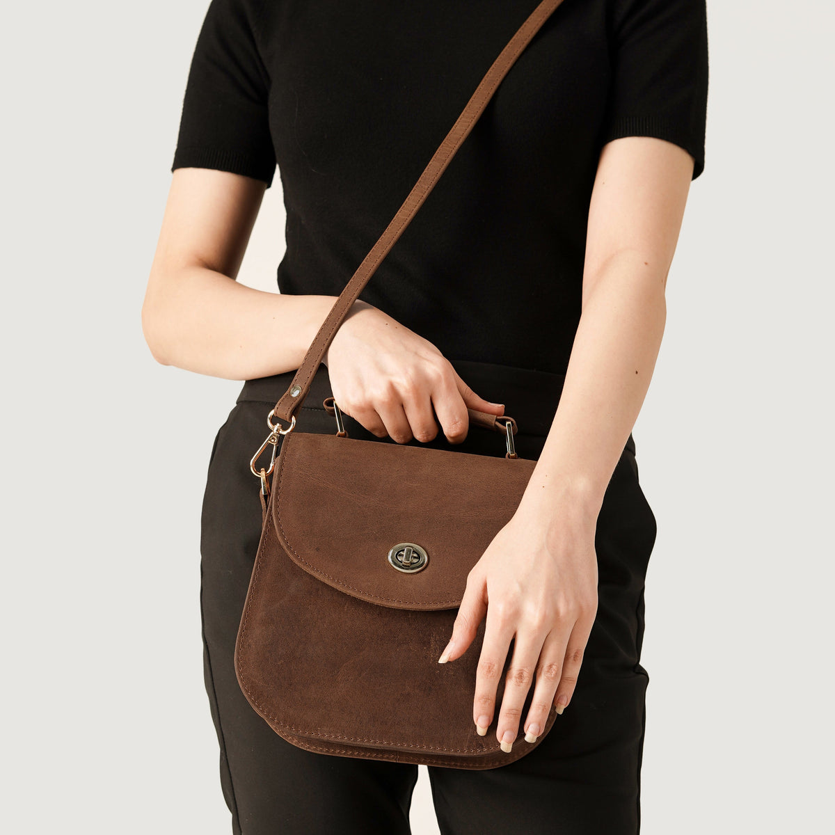 
Solid Antique Brass Hardware & Heavy-Duty Dual Zipper Detail on The Sandra Vintage Hellbraun Leather Saddle Bag For Women