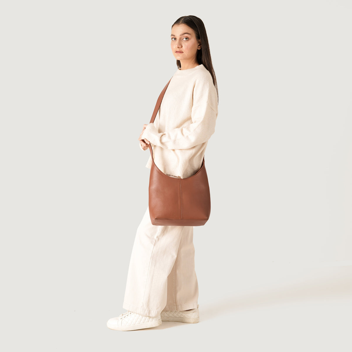 
Brown Full-Grain leather Goods - Rückansicht mit passgenauen Schultern & sauberem Saum