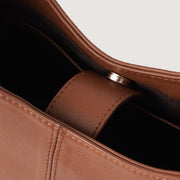 
Passform-Perspektive von The Stefani Brown Leather Hobo Bag For Women am Model - Natürlicher Faltenwurf im Tageslicht