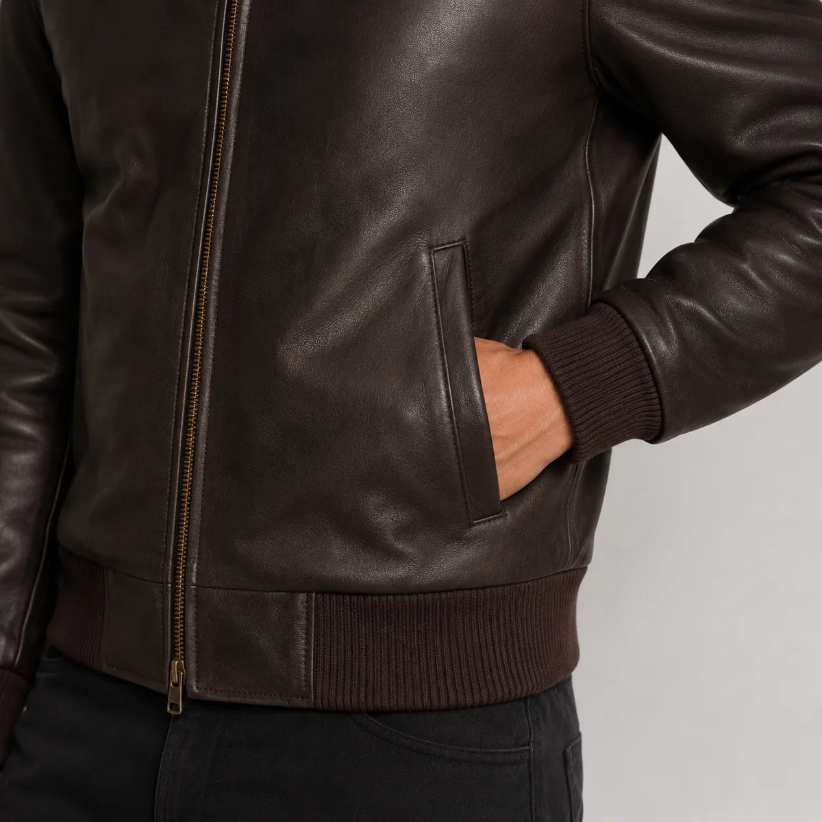 
Detailansicht of Classic Collar & Heavy-Duty Zipper Hardware on Dunkelbraun Sheepskin Leder-Bomberjacke für Herren