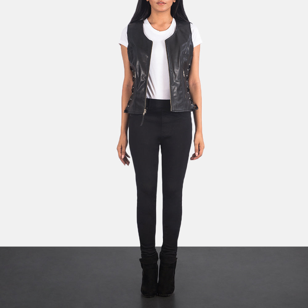 Women's Vanda Schwarz Leather Biker Vest für Damen - Seitenansicht mit ergonomischem Ärmelschnitt