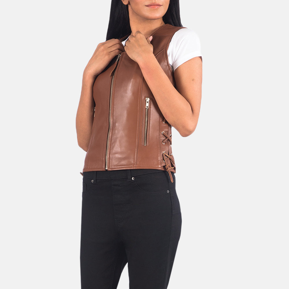 Detailansicht of V-neck &amp; Zipper Hardware on Women's Vanda Braun Leather Biker Vest für Damen