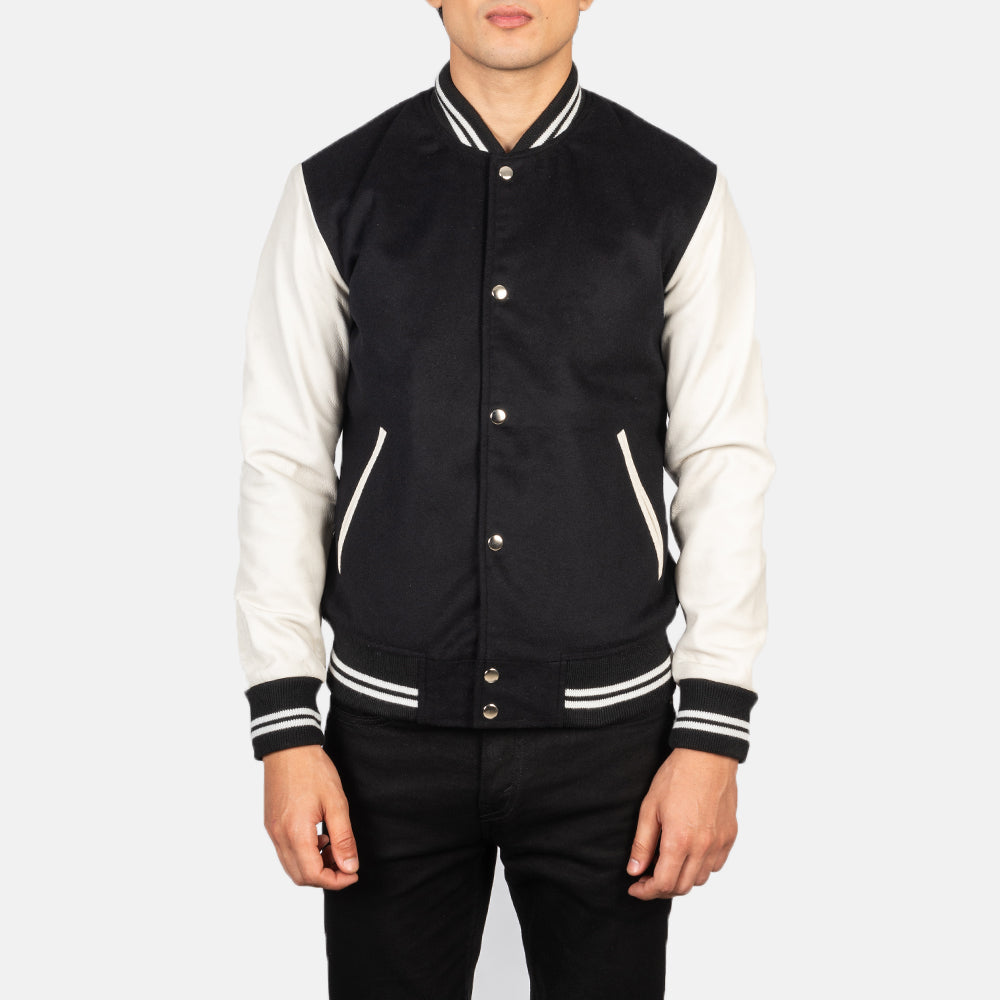 Detailansicht of Varsity &amp; Snap Buttons Hardware on Men's Vaxton Schwarz &amp; Weiß Hybrid Varsity Lederjacke für Herren
