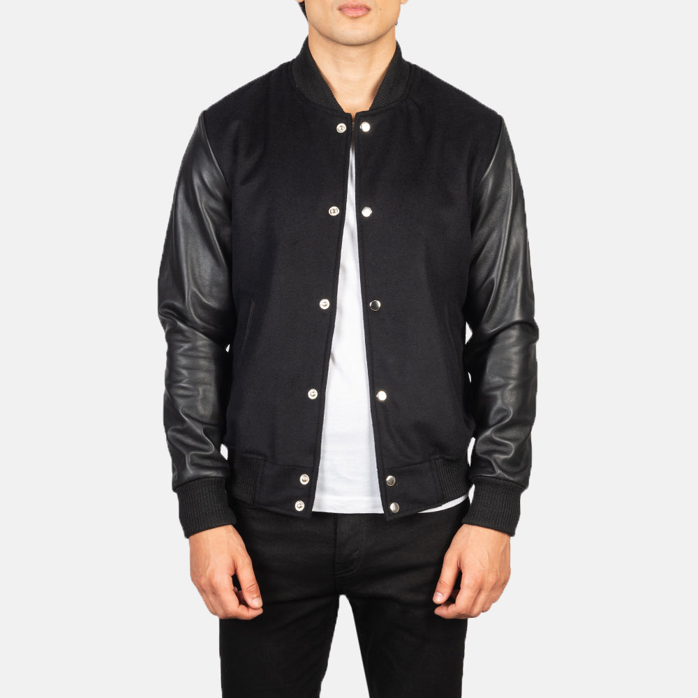 
Vaxton Schwarz Hybrid Varsity Lederjacke für Herren in Black Sheepskin Leather - Vorderansicht & maßgeschneiderte Silhouette | Online Kaufen