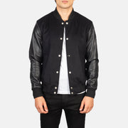 
Vaxton Schwarz Hybrid Varsity Lederjacke für Herren in Black Sheepskin Leather - Vorderansicht & maßgeschneiderte Silhouette | Online Kaufen