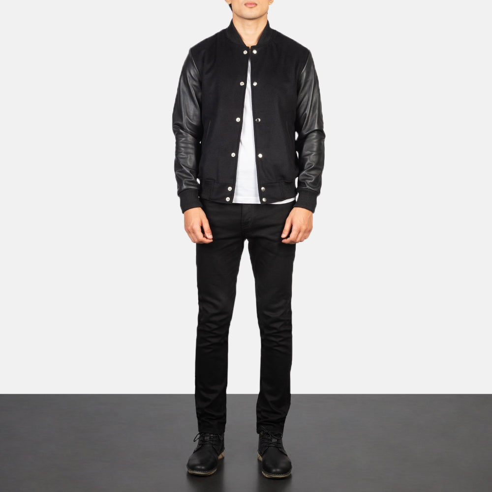 
Vaxton Schwarz Hybrid Varsity Lederjacke für Herren - Seitenansicht mit ergonomischem Ärmelschnitt & sportlicher Passform