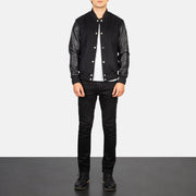 
Vaxton Schwarz Hybrid Varsity Lederjacke für Herren - Seitenansicht mit ergonomischem Ärmelschnitt & sportlicher Passform