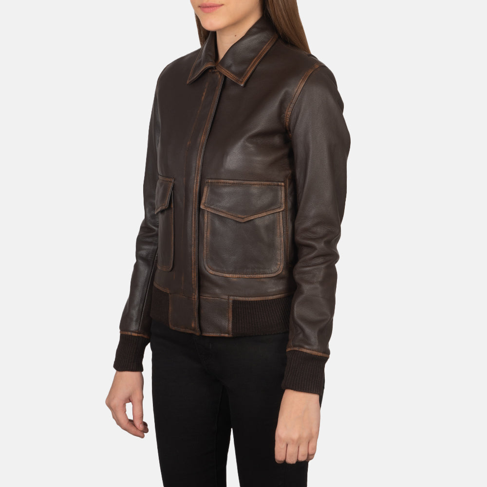 
Passform-Perspektive von Westa A-2 Black Leather Bomber Jacket am Model - Natürlicher Faltenwurf im Tageslicht