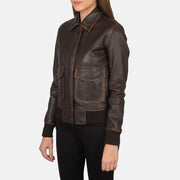 
Passform-Perspektive von Westa A-2 Black Leather Bomber Jacket am Model - Natürlicher Faltenwurf im Tageslicht