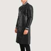 Black Sheepskin Leather Varsity Jacket - Rückansicht mit passgenauen Schultern &amp; sauberem Saum