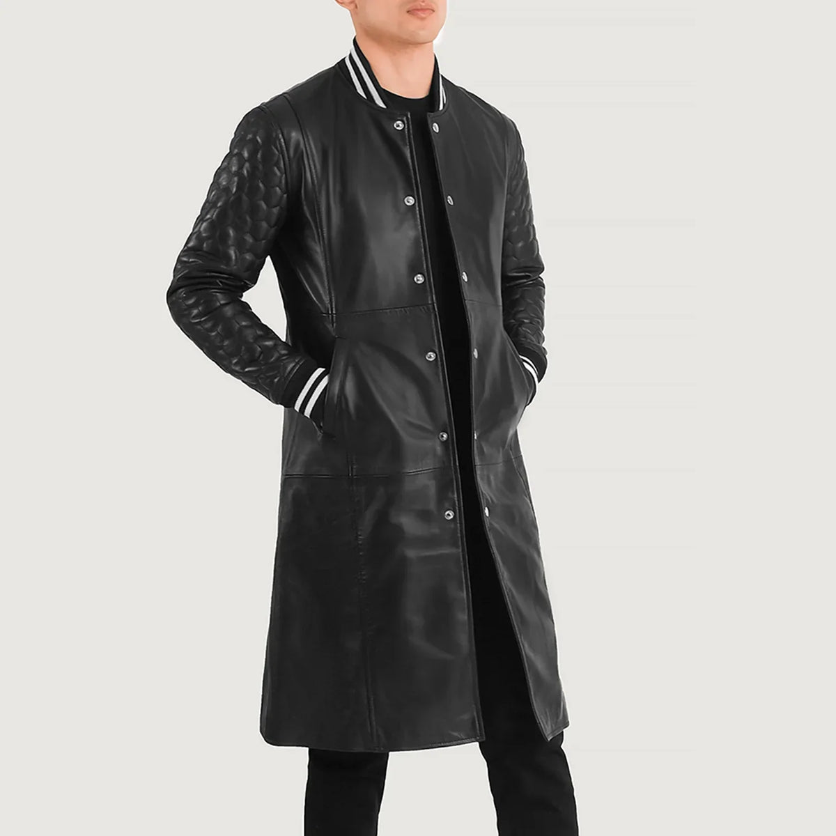 Wilde Schwarz Leather Varsity Ledermantel für Herren - Seitenansicht mit ergonomischem Ärmelschnitt