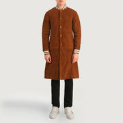 Wilde Braun Suede Varsity Ledermantel für Herren - Seitenansicht mit ergonomischem Ärmelschnitt