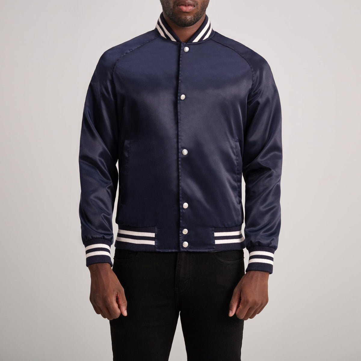 Xander Blau Varsity Lederjacke für Herren in Blue Satin - Vorderansicht &amp; maßgeschneiderte Silhouette | Online Kaufen