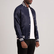 Blue Satin Varsity Jacket - Rückansicht mit passgenauen Schultern &amp; sauberem Saum