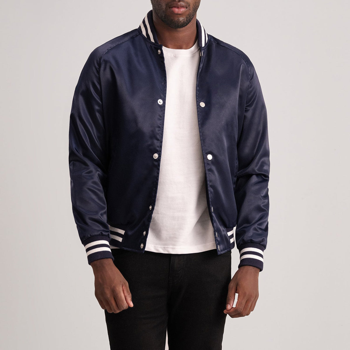Xander Blau Varsity Lederjacke für Herren - Seitenansicht mit ergonomischem Ärmelschnitt