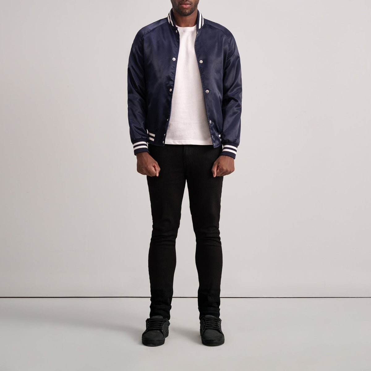 Detailansicht of Varsity &amp; Button Hardware on Xander Blau Varsity Lederjacke für Herren