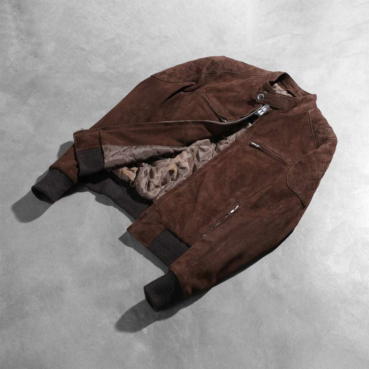 
Passform-Perspektive von Zenna Mocha Suede Bomber Jacket am Model - Natürlicher Faltenwurf im Tageslicht